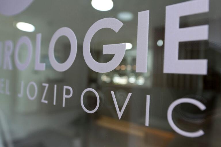 Eingangsbereich der Ordination mit der Aufschrift Urologie Jozipovic