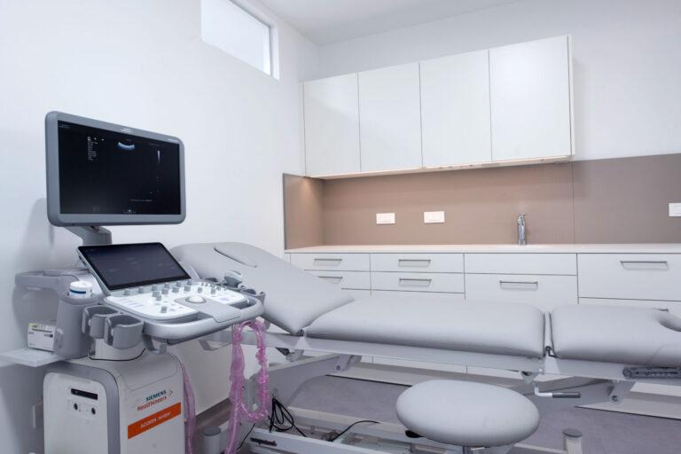 Untersuchungsraum mit Siemens Ultraschallgerät