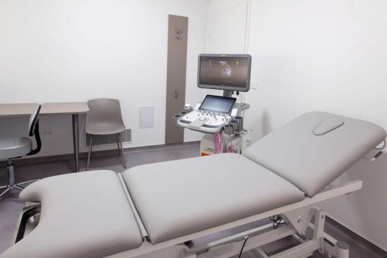Untersuchungsliege und Diagnostik im Behandlungsraum