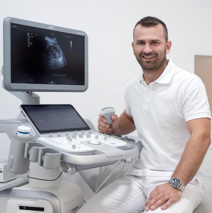 Dr. Danijel Jozipovic an der Siemens Ultraschalleinheit